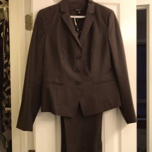 Ann Taylor brown all year round women’s suit, jacket and pants. Size 8